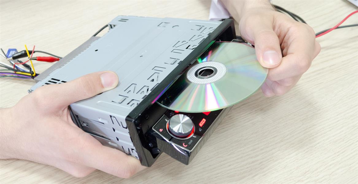 Автомагнитола также может воспроизводить музыку с компакт-дисков