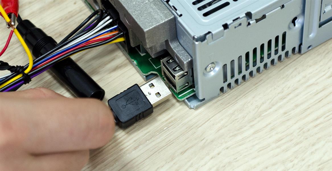 На лицевой панели нет USB-порта и AUX-IN входа, они вынесены на заднюю стенку магнитолы