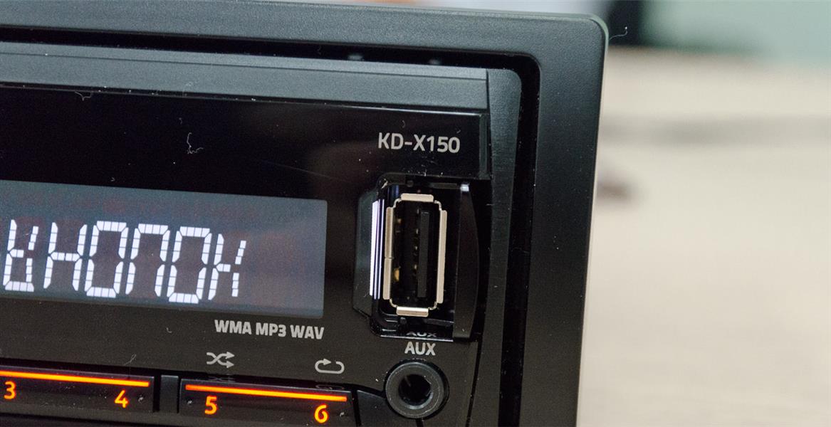 Магнитола может принимать звук с внешних аудиоустройств через AUX-IN и USB порты