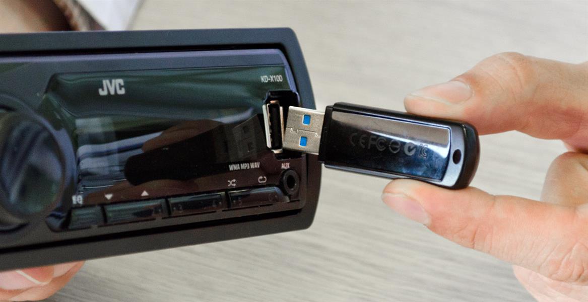  JVC KD-X100 распространенный функционал: воспроизведение аудиодорожек карт памяти и сторонних аудиоплееров, подключаемых как через USB, так и через AUX-IN порт