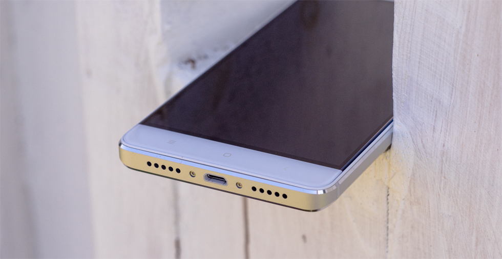 Нижний торец Xiaomi Redmi 4. или любого другого Xiaomi.