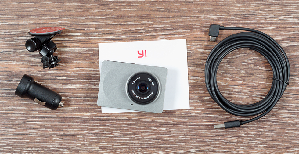 Комплектация регистратора Xiaomi Yi WiFi DVR.