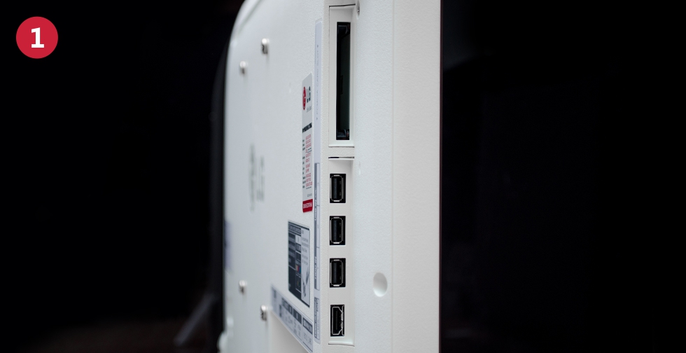 Часть разъемов на LG 40UB800V направлены вниз