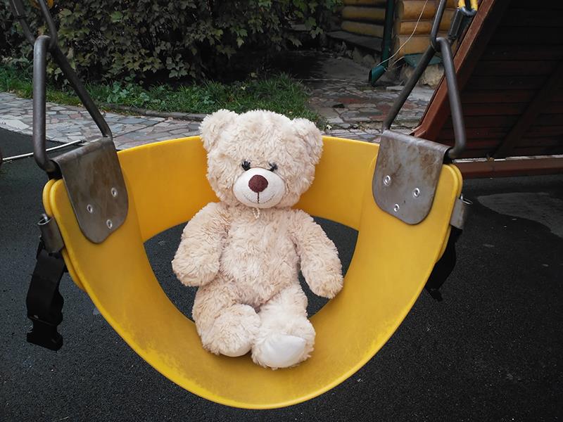 Игрушка на качелях, снятая на камеру Lenovo Vibe Shot