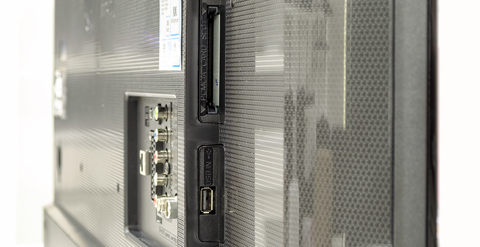 Набор портов и разъемов на LG 43UF640V невелик