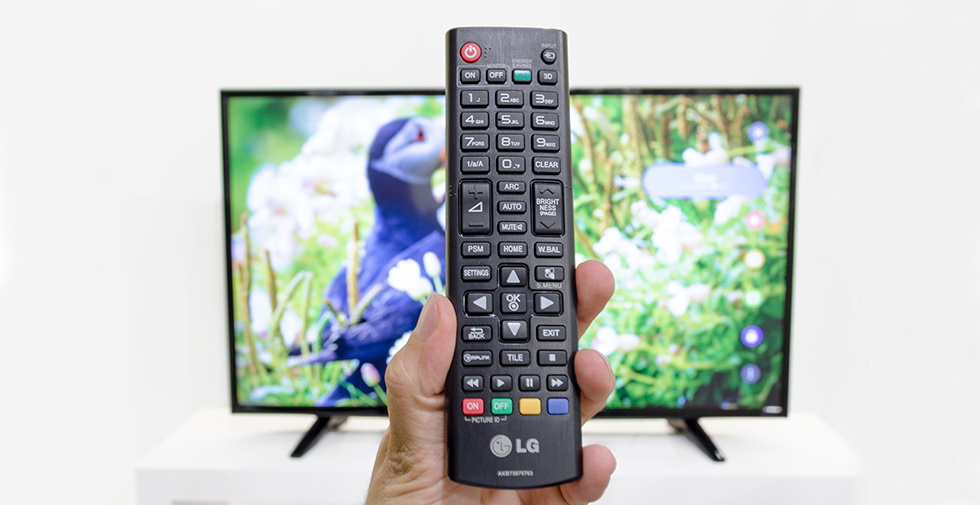 В комплекте к LG 43UF640V идет обычный продолговатый пульт 