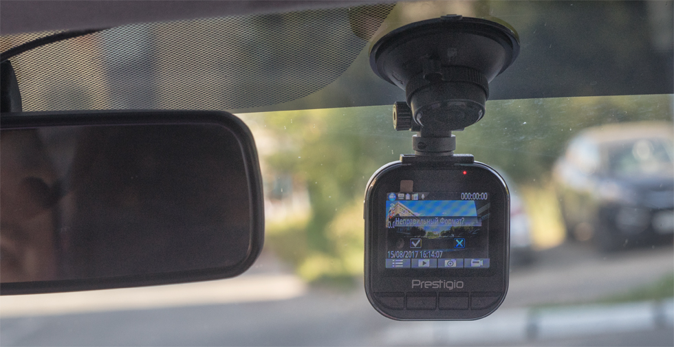 Видеорегистратор Prestigio RoadRunner 585 на стекле автомобиля.