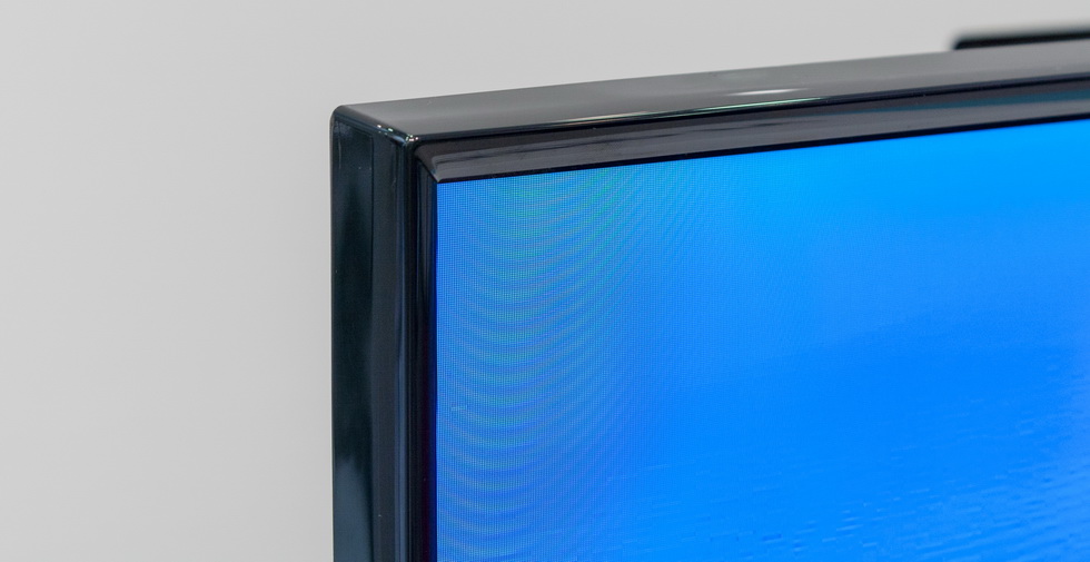 Уголок корпуса и рамки на Samsung UE32J5500.