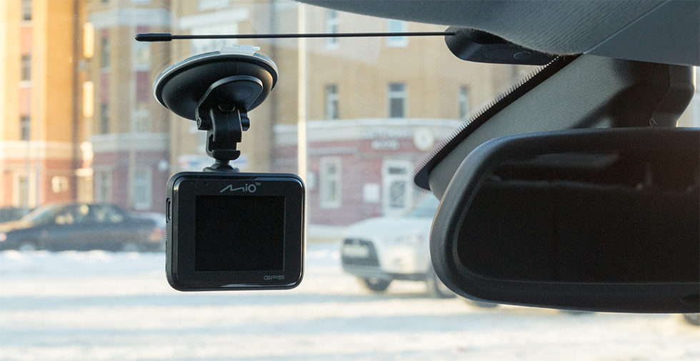 Mio MiVue C330 - компактный видеорегистратор с GPS-приемником.