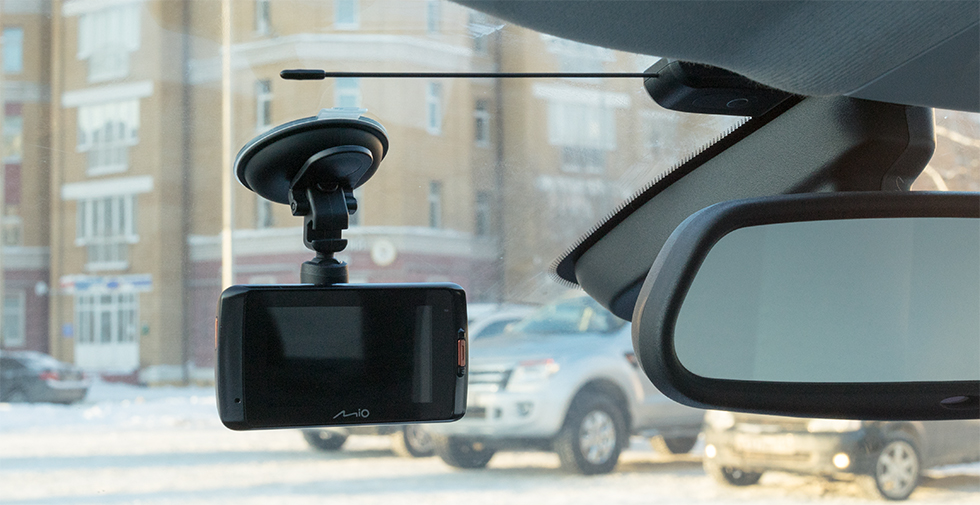 Видеорегистратор Mio MiVue 678 на стекле.