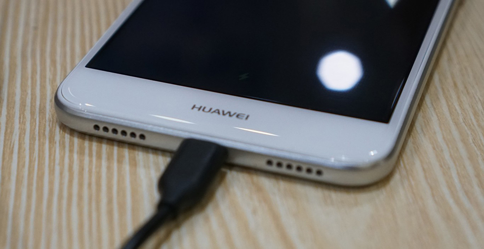 В телефоне Huawei P8 Lite (2017) используется стандартный microUSB-разъем.