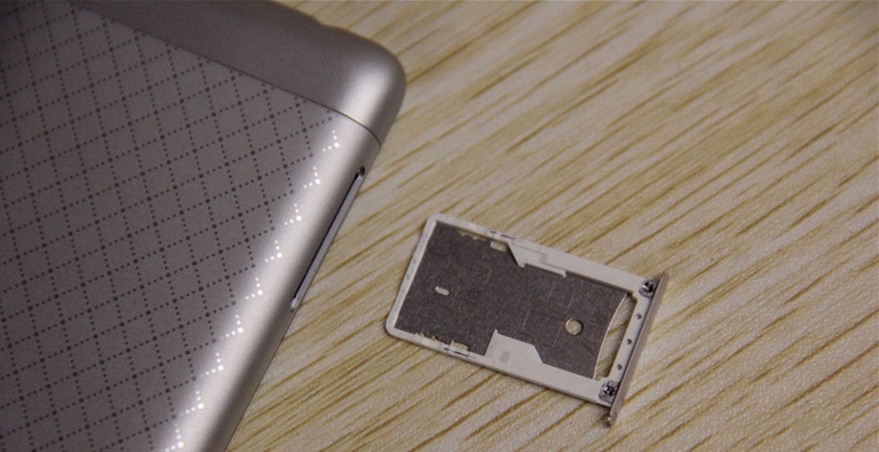 Слоты для Micro- и Nano-SIM карт, последний совмещен со слотом для карточки памяти.