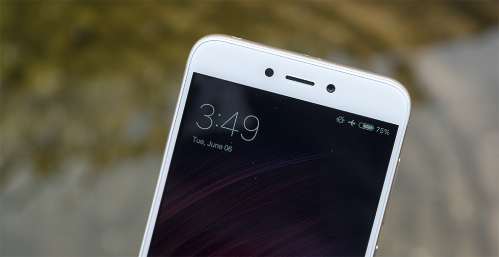 Верхняя рамка смартфона Xiaomi Redmi 4X.