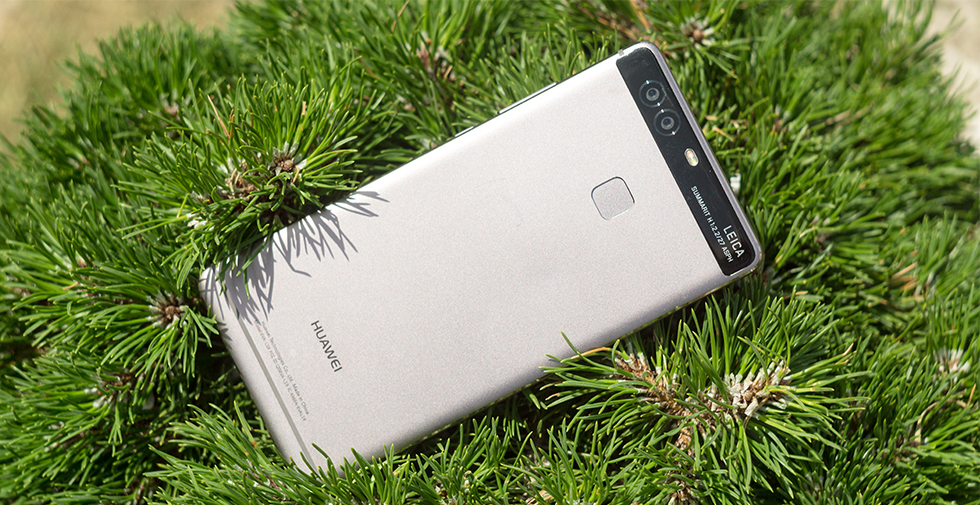 Зато сзади Huawei P9 выделяют двойные камеры на черной полоске.