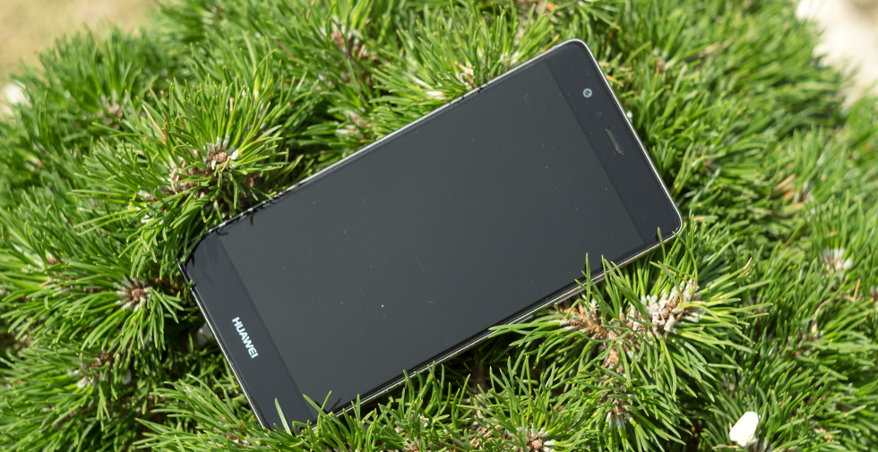 Спереди Huawei P9 выглядит вполне типично.