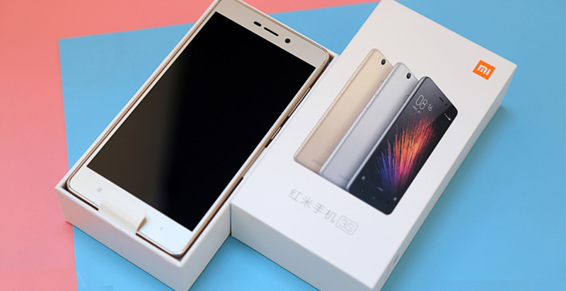 Xiaomi Redmi 3s в коробке.