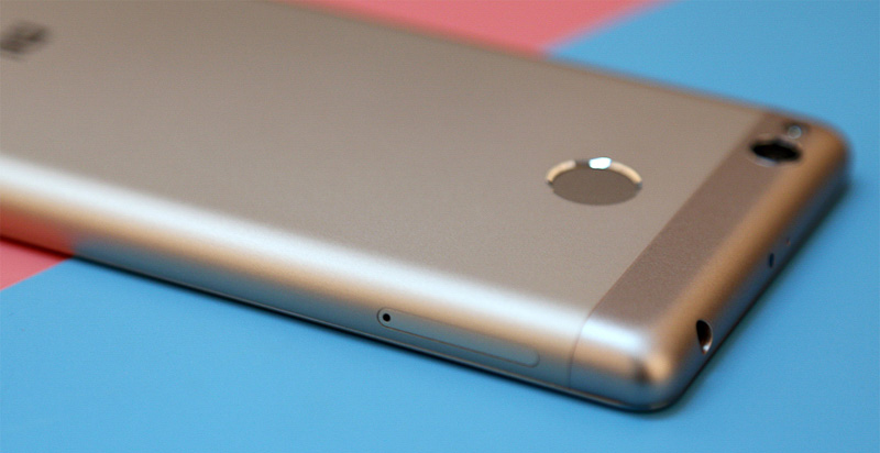 Уголок смартфона Xiaomi Redmi 3s.