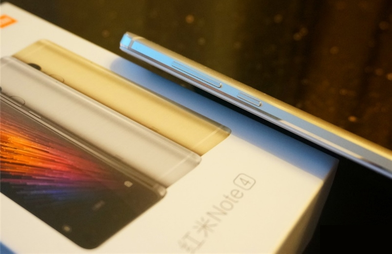 Боковой торец Xiaomi Redmi Note 4.