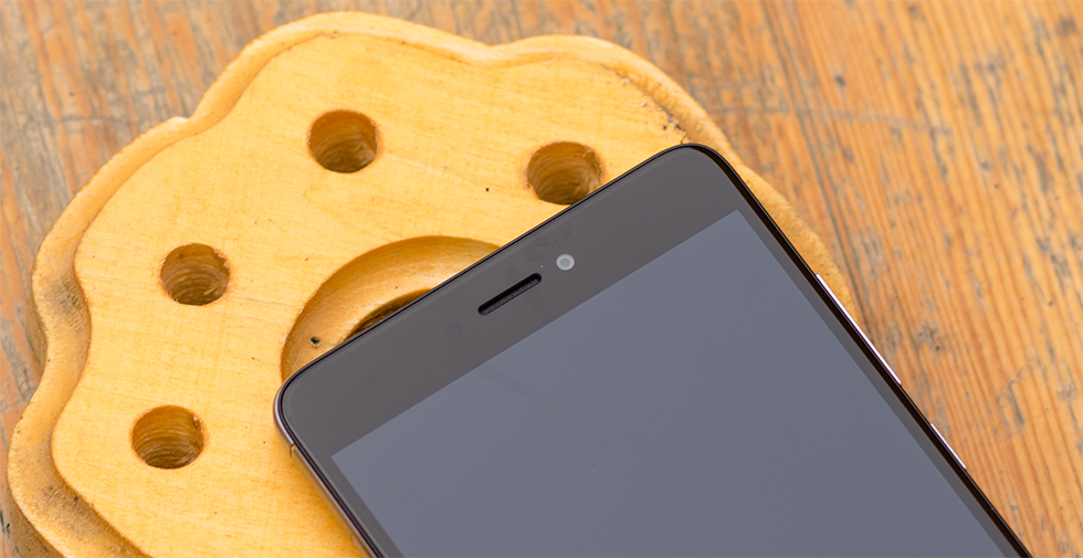 Верхняя рамка смартфона Xiaomi Redmi Note 4X.