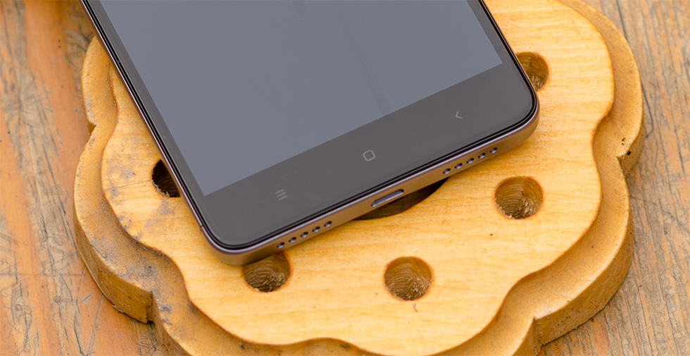Под экраном Xiaomi Redmi Note 4X находятся сенсорные клавиши управления.