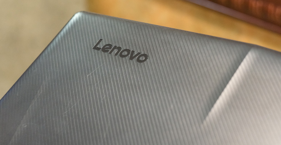 Фактурная крышка Lenovo Legion Y520, немного хлипкая.