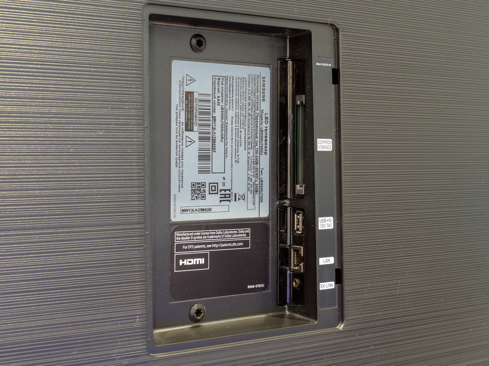 Часть разъемов Samsung UE65MU7000 находится на корпусе.