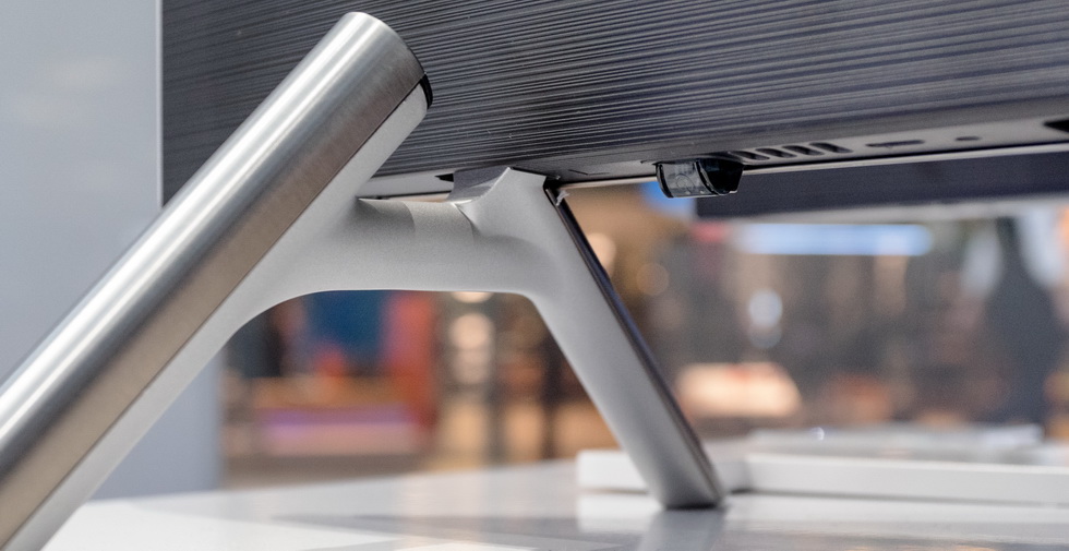 Необычная ножка Samsung UE65MU7000 и кнопка управления.