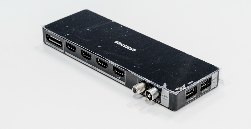 Большинство разъемов Samsung UE65MU7000 находятся на блоке One Connect Mini.