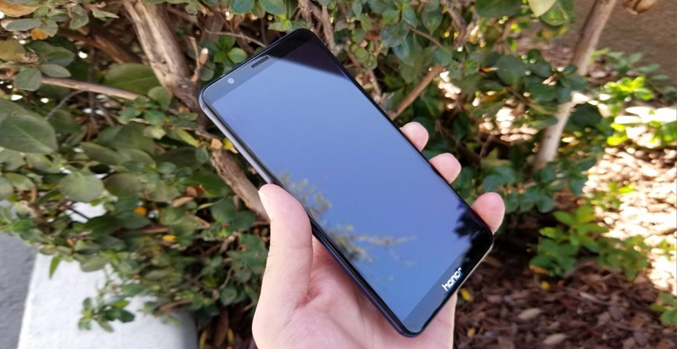 Смартфон Huawei Honor 7X следует модным трендам.