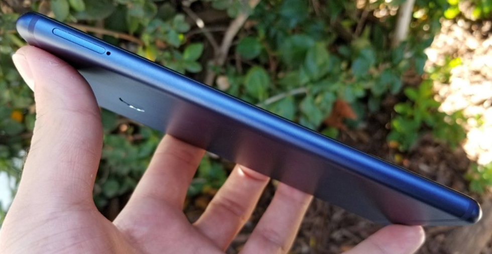 Смартфон Huawei Honor 7X, вид сбоку.