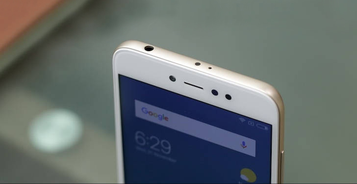 Верхний торец Xiaomi Redmi Y1, от разъема для наушников никто не избавлялся.