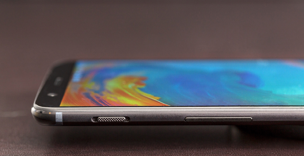 Боковой торец смартфона OnePlus 5T.