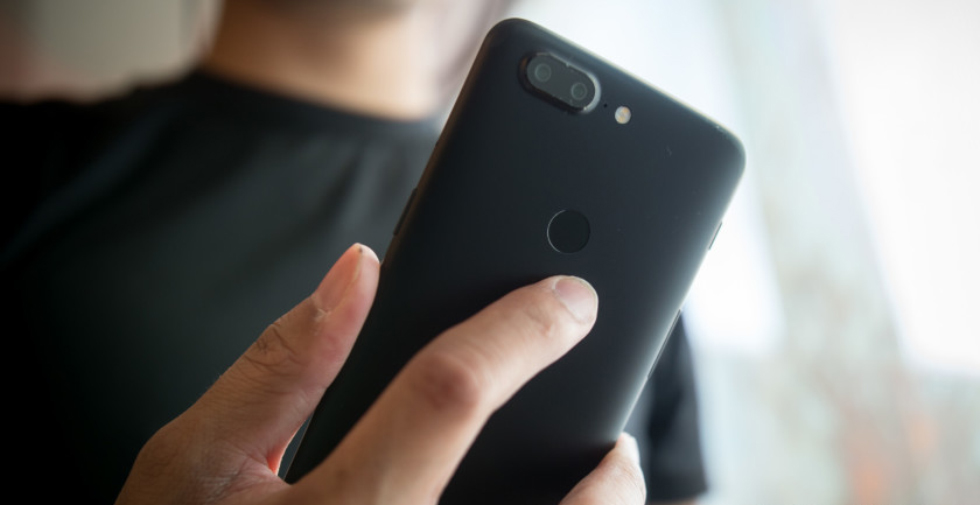 Вид на двойные камеры OnePlus 5T.