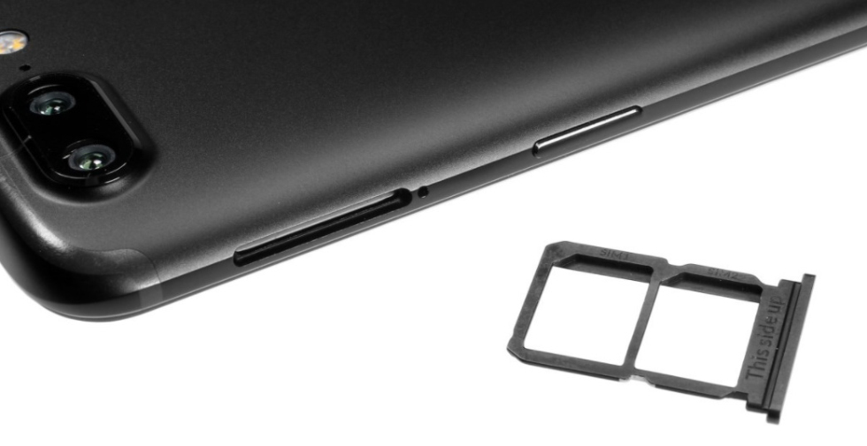 Слоты для карточек у OnePlus 5T.