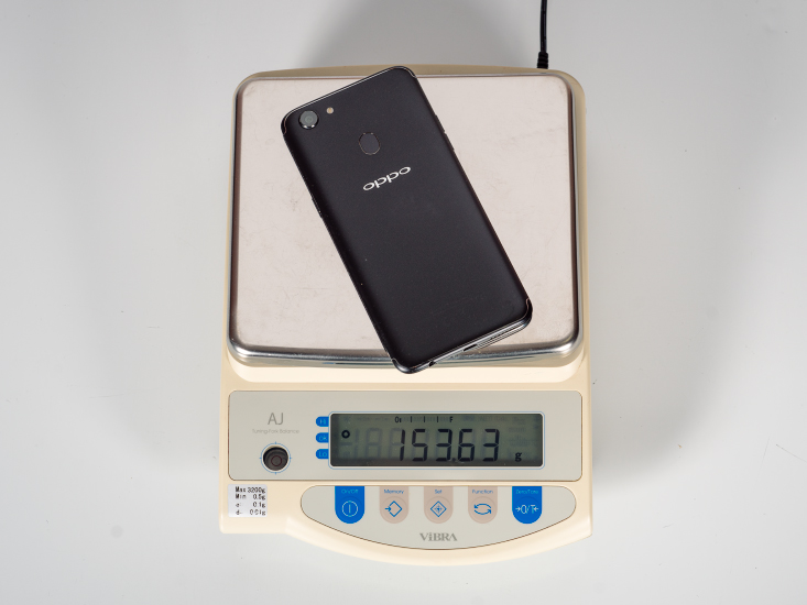 Смартфон Oppo F5 на весах.