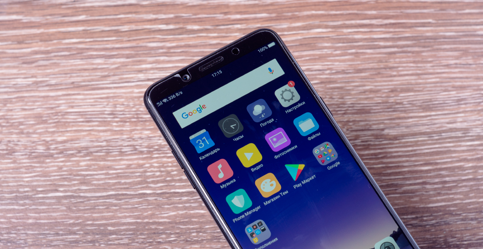 Экран Oppo F5 защищен не только стеклом Gorilla Glass, но и пленочкой.