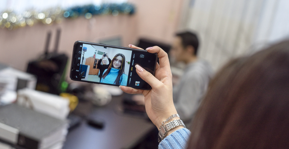 Oppo F5 - безрамочник для селфи.