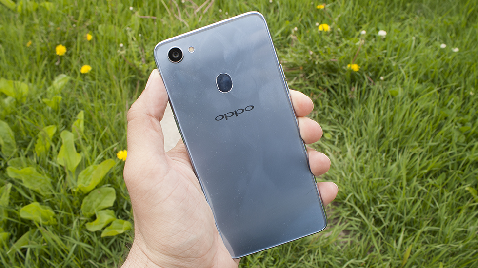 Oppo F7 удобно лежит в ладони.