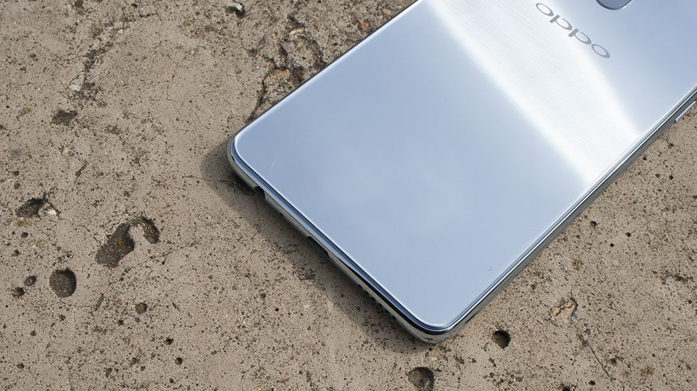 Нижний торец Oppo F7.