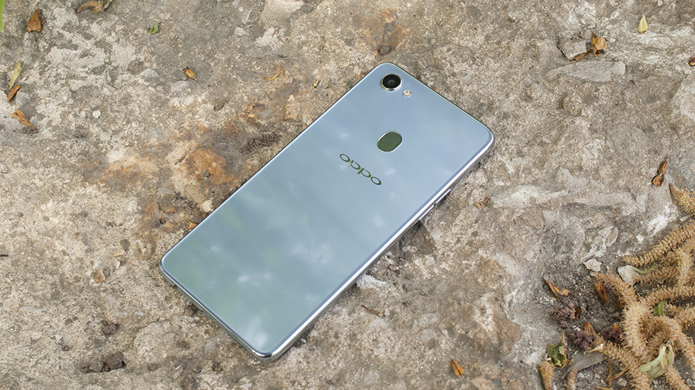 Спинка Oppo F7 кажется стеклянной, но это не так.