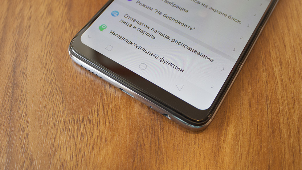 Нижний торец смартфона Oppo F7.