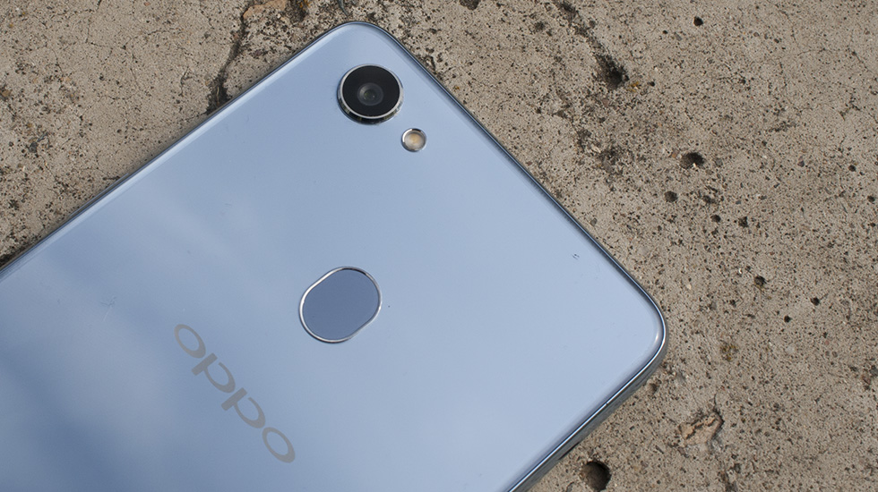 Смартфон Oppo F7, верхняя часть спинки.